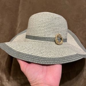 𝅺Floppy hat with vintage pin